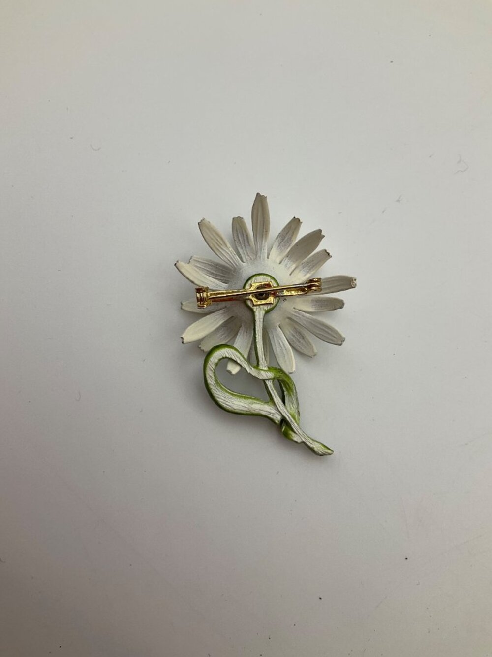 Vintage 60's Daisy Flower Enamel Brooch Pin Old Money MCM Jewelry Lady Like - Picture 3 of 6